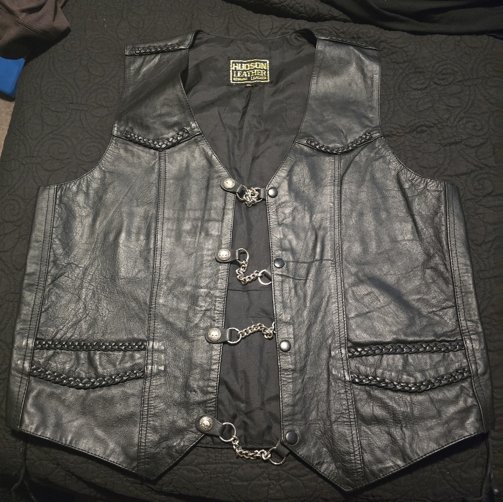 New- Black Leather Vest with Willie G snaps on chain accentss. XL Mens